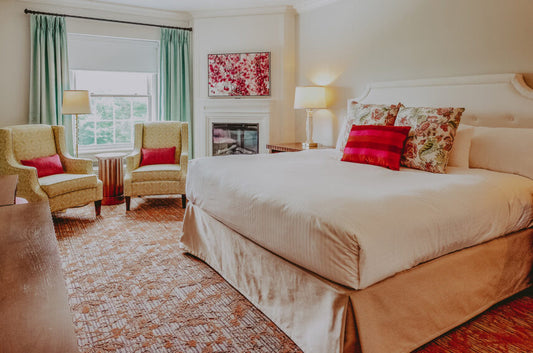 Queen's Landing - Deluxe Guest Room